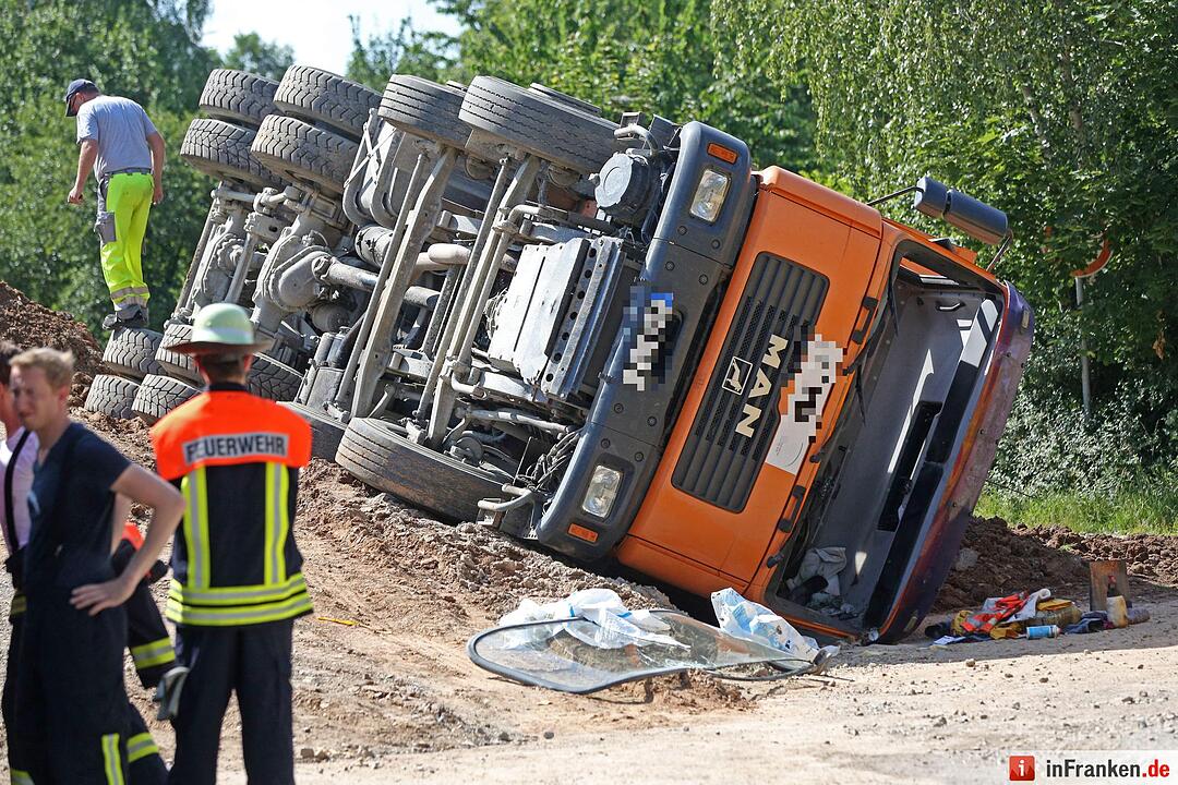 Lkw stuerzt bei Abladevorgang auf die Seite
