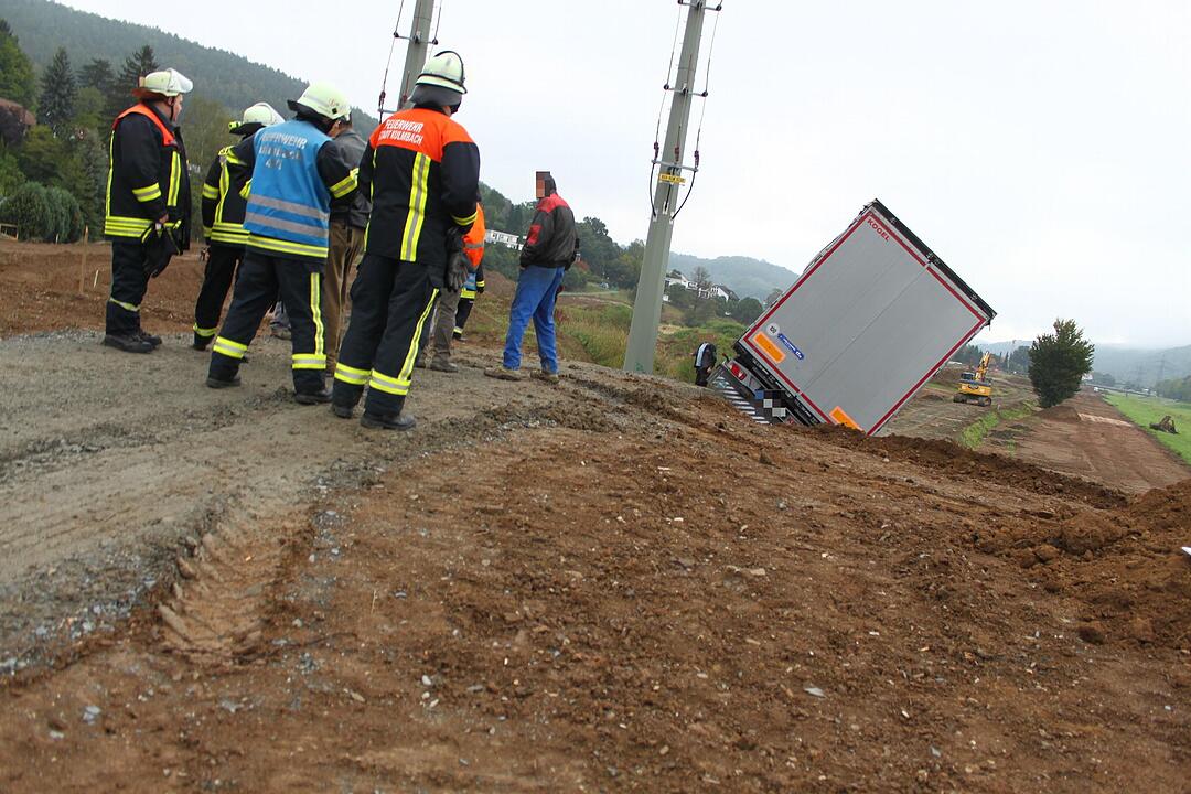 Sattelzug droht in Kulmbach zu kippen