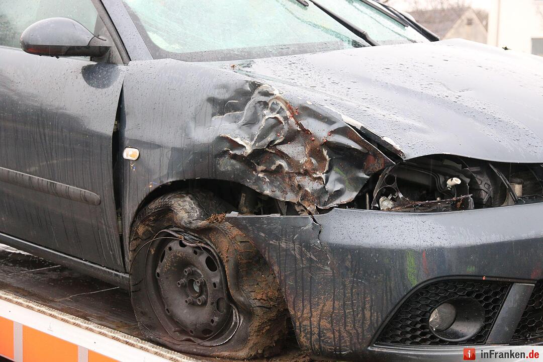 Auto fährt in Forchheim in Menschengruppe