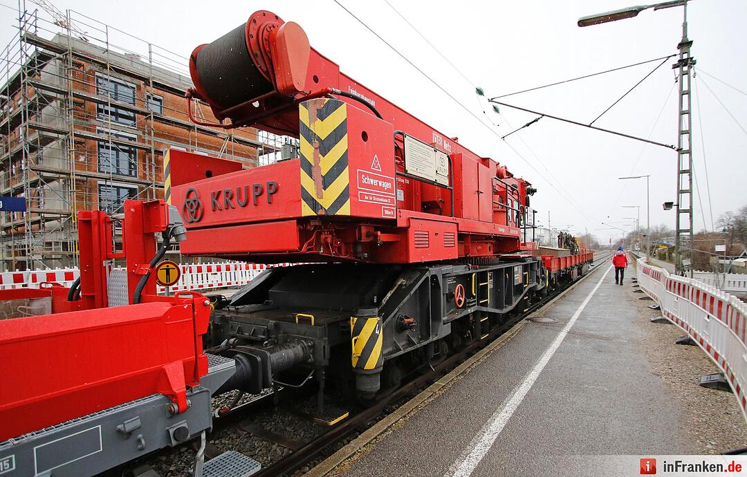 Ein Zug-Kran der DB Netz Notfalltechnik steht am 10.02.2016 am Bahnhof in Bad Aibling (Bayern). Am 09.02.2016 waren zwei Meridian-Nahverkehrszüge der privaten Bayerischen Oberlandbahn auf der eingleisigen Strecke zwischen Holzkirchen und Rosenheim bei hohem Tempo frontal ineinander gekracht. Zehn Menschen starben. Ein erster Spezialkran der Deutschen Bahn sei am Mittwochvormittag am Unfallort eingetroffen, wie das Unternehmen mitteilte. Der Kran aus Fulda habe eine Tragkraft von 160 Tonnen. Zude