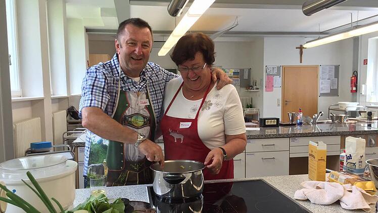 Bürgermeister Udo Baumann kochte mit Unterstützung der Mutter von Marianne Rösch für das "Eat-In" in Bischofsheim. Foto: Marion Eckert