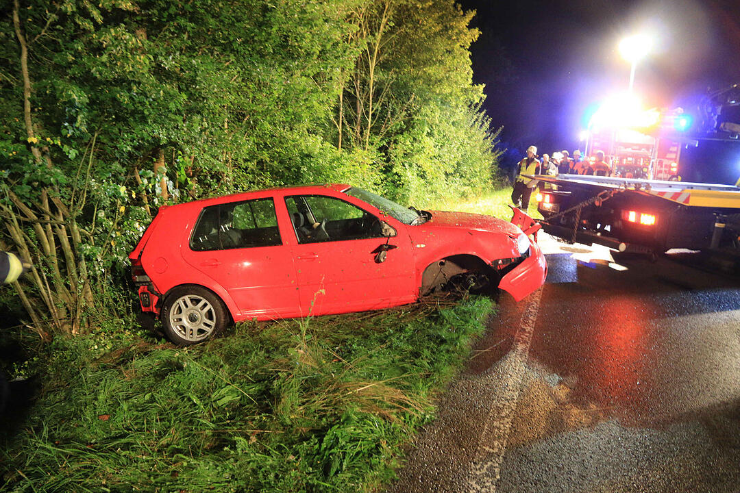 Auto landet bei Roßstadt im Unterholz