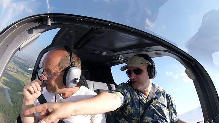 Luftbeobachter Winfried Götz (links) und Pilot Andreas Elsner haben von oben alles im Blick. Foto: NEWS5 / Merzbach