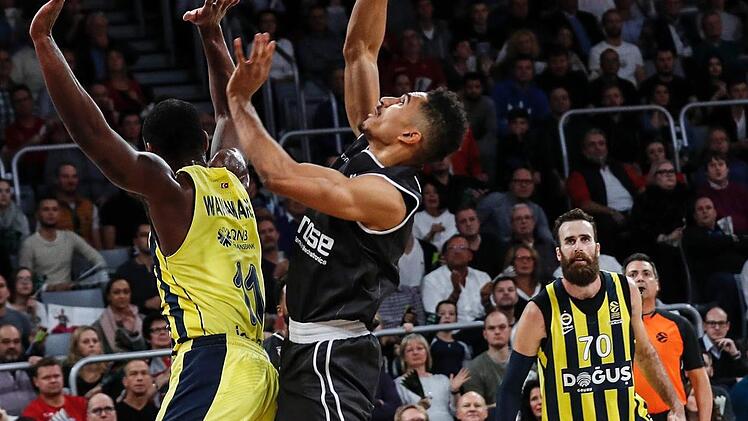Maodo Lo (r.) wird vom Ex-Bamberger Brad Wanamaker behindert.