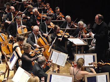 Mit Perfektion bei der Interpretation ihrer Werke und einer gelungenen Auswahl an Konzertliteratur begeisterte das Bayerische Ärzteorchester unter der musikalischen Leitung von Reinhard Steinberg bei seinem Konzert anlässlich des 50-jährigen Orchesterbestehens im Großen Saal des Regentenbaues. Peter Klopf