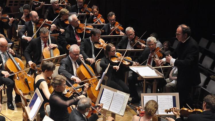 Mit Perfektion bei der Interpretation ihrer Werke und einer gelungenen Auswahl an Konzertliteratur begeisterte das Bayerische Ärzteorchester unter der musikalischen Leitung von Reinhard Steinberg bei seinem Konzert anlässlich des 50-jährigen Orchesterbestehens im Großen Saal des Regentenbaues. Peter Klopf