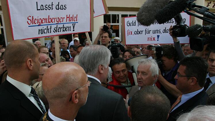 Ende Oktober 2010 schloss das Bad Kissinger Steigenberger-Hotel. Auch knapp acht Jahre später ist keine Lösung für das Kurhaushotel in Sicht. Auf dem Archivbild vom 7. Juli 2010 sprechen die Noch-Steigenberger-Beschäftigten mit dem damaligen Ministerpräsidenten Horst Seehofer und dem heutigen Wirtschaftsminister Franz Josef Pschierer, der die Schließung 2017 auf Nachfrage erneut verteidigte. Foto: Edgar Bartl/Archiv