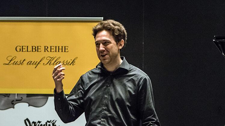 Zu Gast in Coburg bei der Gesellschaft der Musikfreunde: Der Pianist Benjamin Moser beeindruckte die Zuhörer bei seinem Solo-Abend im HUK-Foyer.Foto: Jochen Berger