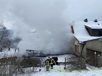 Anbau von Wohnhaus brennt nieder