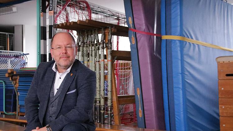 Markus Arneth, Rektor des Jack-Steinberger-Gymnasiums, kann die Schulturnhalle  nicht für den Unterricht einplanen.