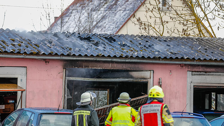 Garagenbrand: Acht Personen über Leiter gerettet