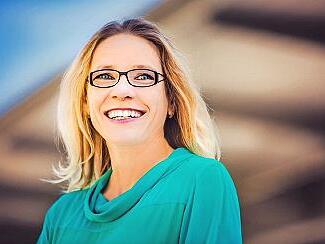 Beraterin Anja Falkowski steht Frauen bei Fragen und Herausforderungen im Berufskontext mit Rat und Tat zur Seite.