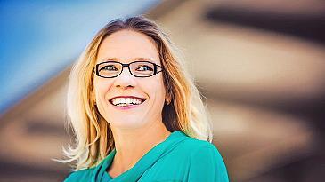 Beraterin Anja Falkowski steht Frauen bei Fragen und Herausforderungen im Berufskontext mit Rat und Tat zur Seite.