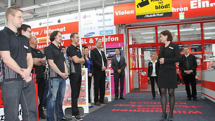 Vor der Öffnung des Ladens bedankt sich  Vertriebsleiterin Elke  Farniok  bei den Mitarbeitern für ihren  Einsatz. Rechts  OB  Schramm.