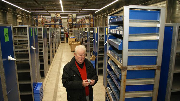 Geschäftsführer Hans-Dieter Böhmer in der Lagerhalle im Gewerbegebiet Saaletal. Fotos: Arkadius Guzy
