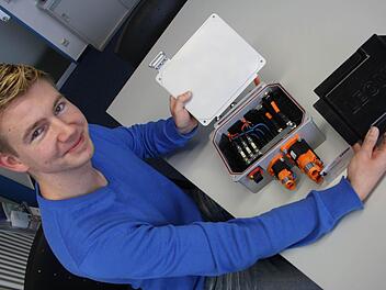 Florian Elz und "sein" Prototyp einer Elektronik-Box, wie sie in Elektroautos zu finden ist.  Foto: Julia Riegler