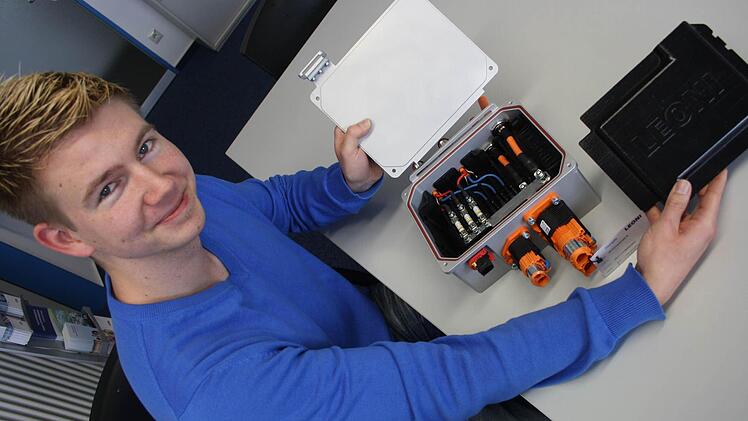 Florian Elz und "sein" Prototyp einer Elektronik-Box, wie sie in Elektroautos zu finden ist.  Foto: Julia Riegler