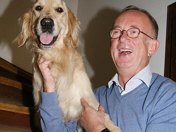 Dekan Hans Roppelt mit seinem Hund Argos. Foto: Sonja Adam