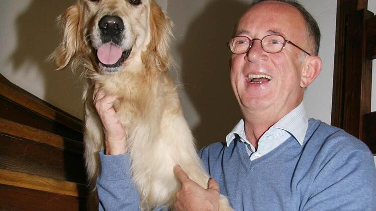 Dekan Hans Roppelt mit seinem Hund Argos. Foto: Sonja Adam