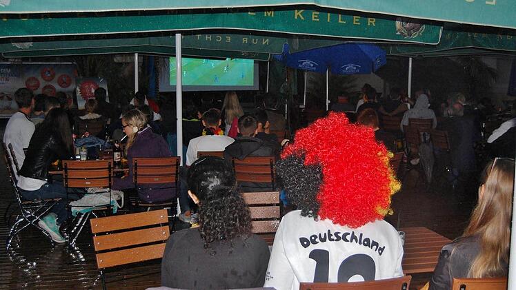 Public Viewing am Stadtstrand in Bad Kissingen Foto: Sigismund von Dobschütz