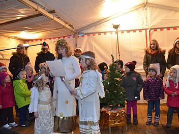 Das Christkind (Hannah Will) mit seinen Engeln, Lotte Uhlig (links) und Luisa Uhlig (rechts) begrüßte die Marktbesucher und dankte den Organisatoren. Foto: Karl-Heinz Hofmann