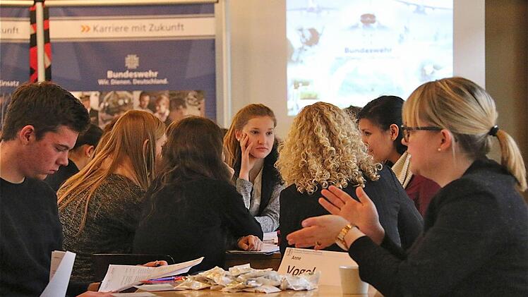 Beratungstisch mit Anne Vogel (Management der Firma Schaeffler). Foto: Gerd Schaar