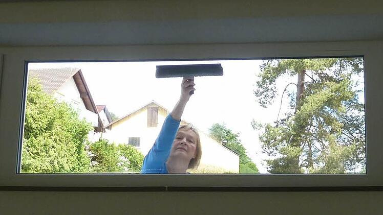 Fenster putzende Dorothea (auch andere putzten, wird aber aus Respekt vor sicherheitstechnischen Gründen nicht gezeigt)