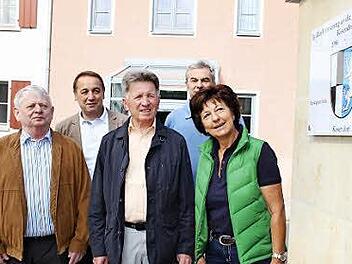 Karl Friedrich, Bürgermeister Bernd Steinhäuser, Helmut Hanel, Claus Schröder und Elke Fischer (von links) freuen sich, endlich die Gedenktafel aufhängen zu können. Foto: Katharina Müller-Sanke