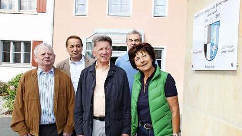 Karl Friedrich, Bürgermeister Bernd Steinhäuser, Helmut Hanel, Claus Schröder und Elke Fischer (von links) freuen sich, endlich die Gedenktafel aufhängen zu können. Foto: Katharina Müller-Sanke