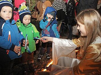 Franka Märkl verteilte als Christkind Süßigkeiten an die Kinder. Fotos: Jürgen Gärtner und Alexander Hartmann