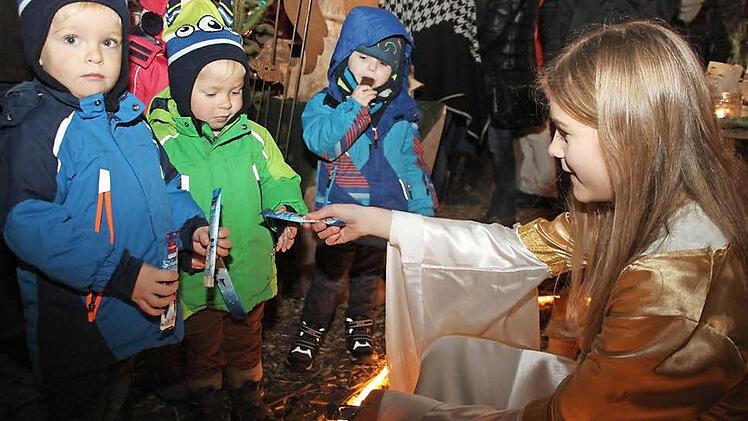 Franka Märkl verteilte als Christkind Süßigkeiten an die Kinder. Fotos: Jürgen Gärtner und Alexander Hartmann