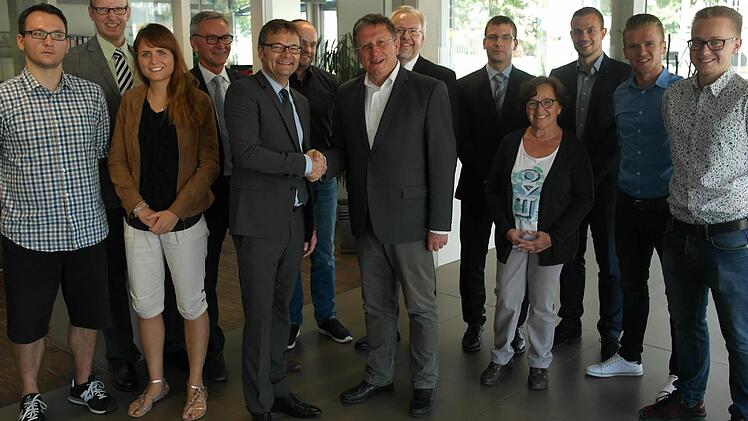 OB Henry Schramm (Siebter von links) und Reimund Gotzel (Bayernwerk) mit dem jungen Team der Stadtwerke, das sich um die Stromversorgung kümmert.
