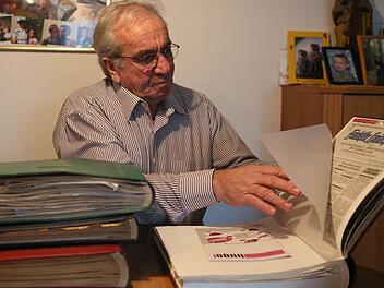 Fritz Ruhmann hat in seiner über 40 Jahre währenden Tätigkeit als Fußballtrainer viel erlebt und archiviert. Fotos: Sebastian Baumann