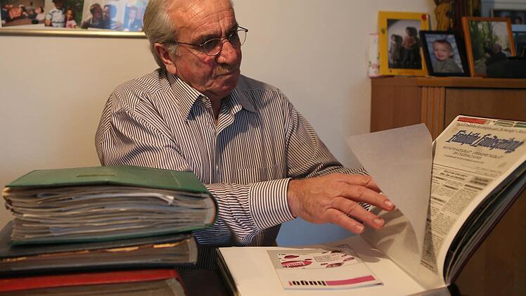 Fritz Ruhmann hat in seiner über 40 Jahre währenden Tätigkeit als Fußballtrainer viel erlebt und archiviert. Fotos: Sebastian Baumann