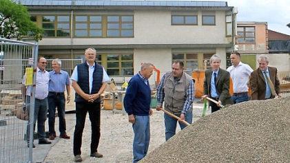 Das Bild zeigt Bauherrn und "Männer vom Bau" beim Spatenstich rn
