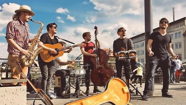 "Dr. Umwuchts Tanzpalast" als Straßenmusikanten auf der Kettenbrücke Foto: Olga Seehafer