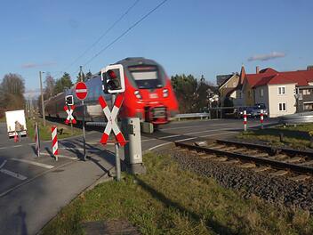 Der Bahnübergang in der Ketschenbacher Straße ist durch Halbschranken gesichert. Foto: CT-Archiv