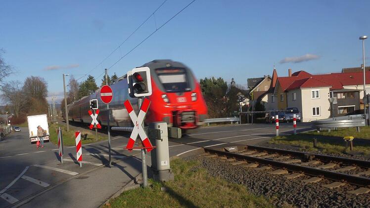 Der Bahnübergang in der Ketschenbacher Straße ist durch Halbschranken gesichert. Foto: CT-Archiv