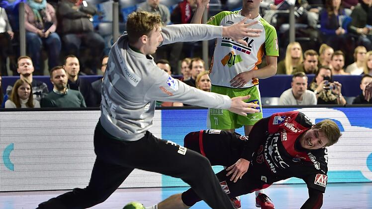 In Schieflage geraten: Jan Sch&auml;ffer pr&uuml;ft HSG-Torh&uuml;ter Till Klimpke.