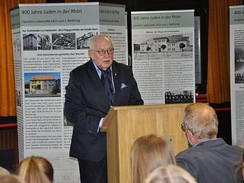 Michael Imhof hielt anlässlich der Eröffnung der Ausstellung "400 Jahre Juden in der Rhön" im Franz-Miltenberger-Gymnasium Bad Brückenau einen Vortrag.  Foto: Dirk Hönerlage