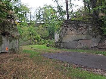 Das ist der Eingang zum alten Kellerbruch, in dem die "Erlebniswelt Fränkischer Sandstein" entstehen soll. Hier im Außenbereich wurde eine Bushaltebucht gefordert.  Fotos: Günther Geiling