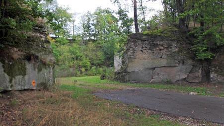 Das ist der Eingang zum alten Kellerbruch, in dem die "Erlebniswelt Fränkischer Sandstein" entstehen soll. Hier im Außenbereich wurde eine Bushaltebucht gefordert.  Fotos: Günther Geiling