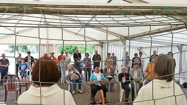 Kirche und Fußball - was verbindet sie? Das erfuhren rund 50 Gläubige in einer "bewegten" Wortgottesfeier in Westheim.