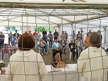 Kirche und Fußball - was verbindet sie? Das erfuhren rund 50 Gläubige in einer "bewegten" Wortgottesfeier in Westheim.