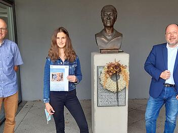 Anna Albert mit dem Schulleiter, Oberstudiendirektor Markus Arneth und dem Betreuer des Europawettbewerbs, Studiendirektor Martin Warmuth.