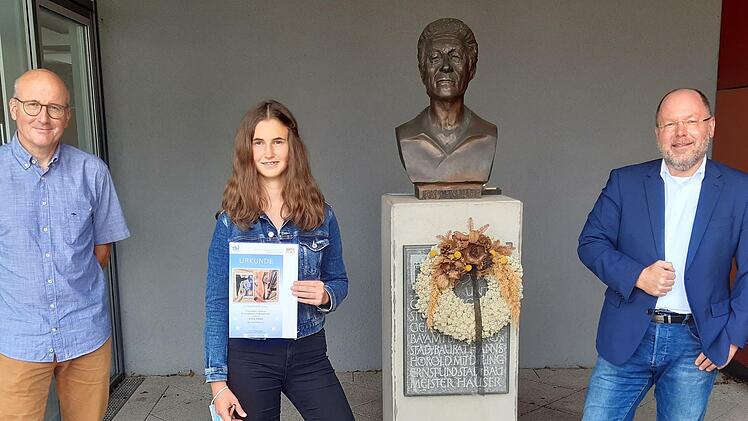 Anna Albert mit dem Schulleiter, Oberstudiendirektor Markus Arneth und dem Betreuer des Europawettbewerbs, Studiendirektor Martin Warmuth.