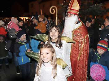 Auch Nikolaus hat den überfüllten Marktplatz mit seinen Engeln Sophia und Emilia besucht.