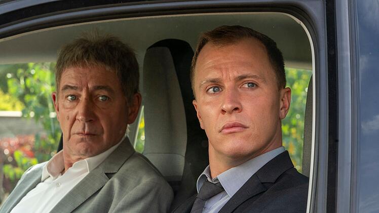 Merkel-Ehemann Joachim Sauer (Thorsten Merten, links) und ihr Personensch&uuml;tzer Mike (Tim Kalkhof) werden mal wieder als Hilfsdetektive eingespannt. Welche verd&auml;chtige Handlung beobachten sie hier wohl?