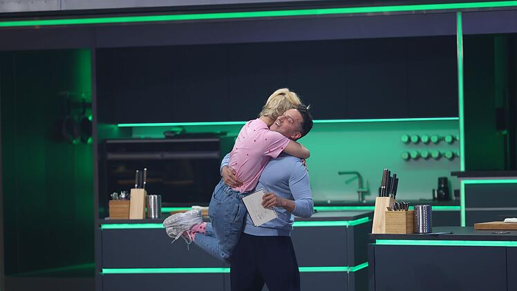 Alex Kumptner w&auml;hlt zuf&auml;llig seine k&uuml;nftige Schw&auml;gerin Kathrin Menzinger ins Team.