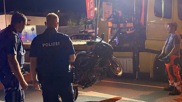 Motorradfahrer stirbt nach Kollision mit Laternenmast in Hof